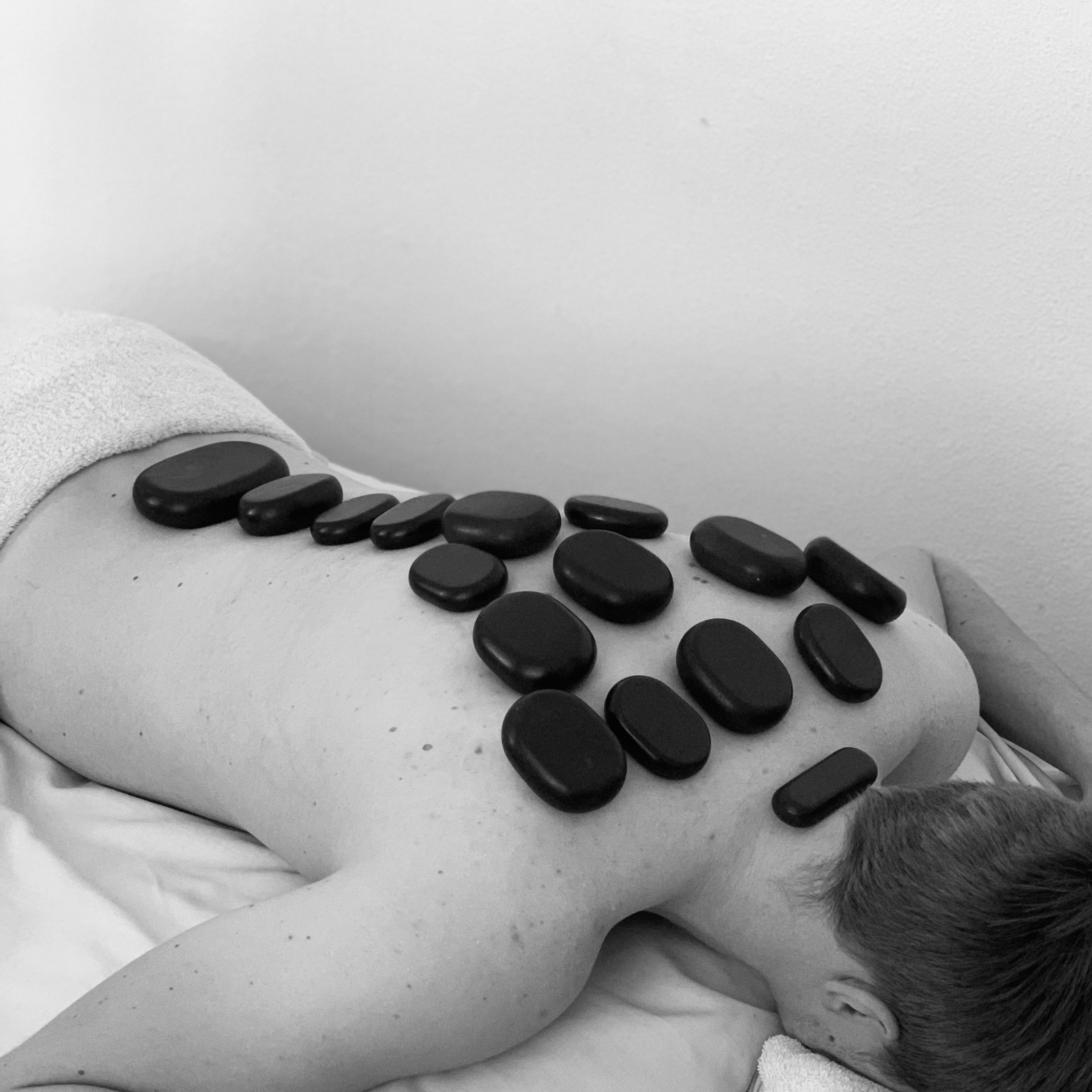 Mand får hot stone massage